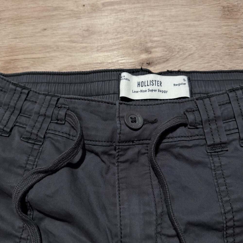 Hollister Low-Rise Super Baggy Cargo Pants - Picture 3 of 6